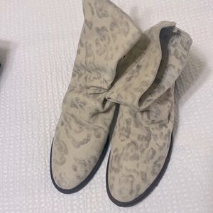 Matisse Boot never worn. Grey and light beige/cream.  Leopard print size 8